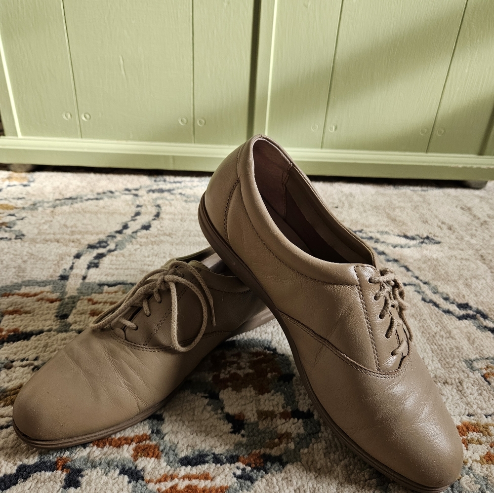 Easy Spirit Tan Oxfords Genuine Leather Lace-Up Size 8